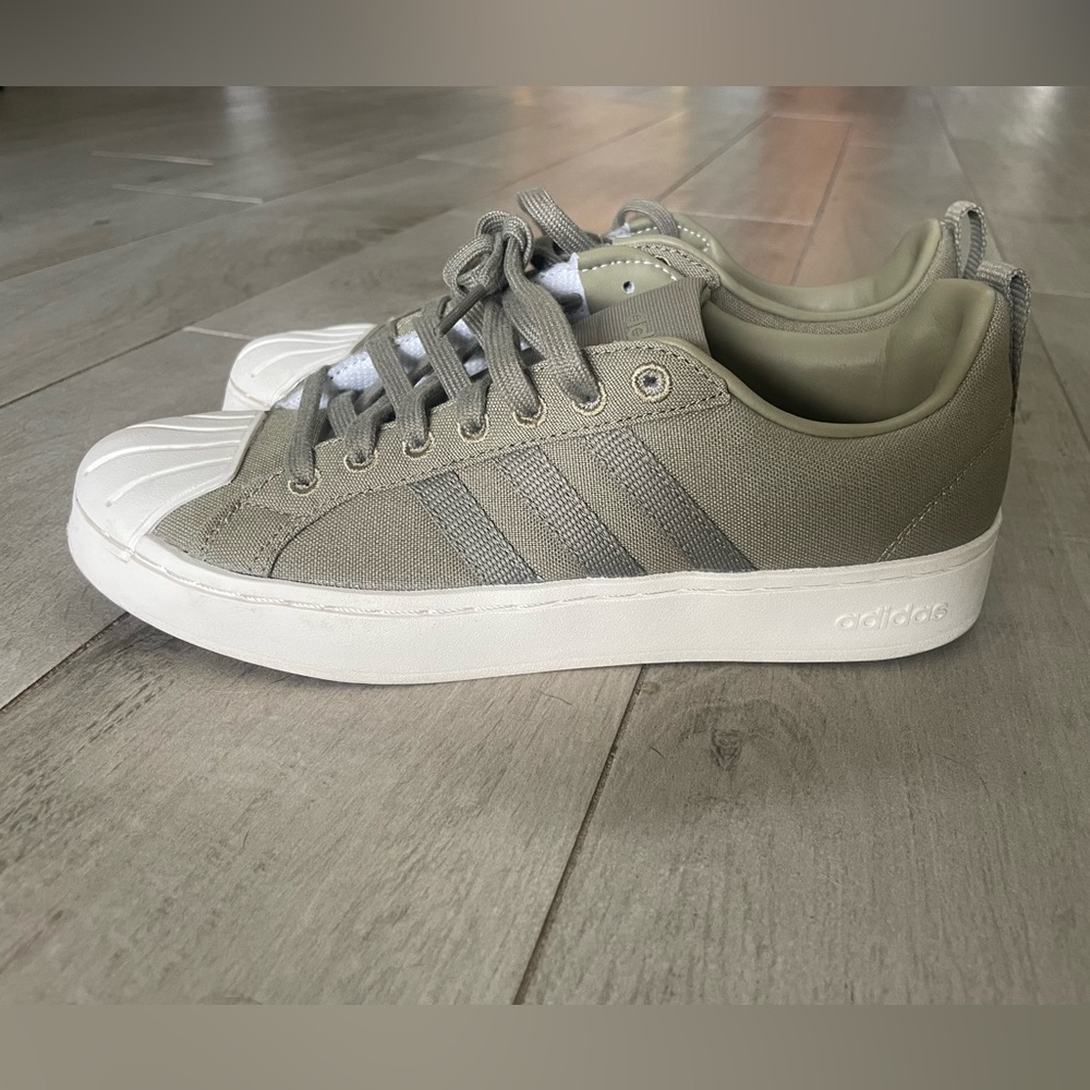 Adidas shell-toe style Cloudfoam low top sneakers size 8 women’s olive green